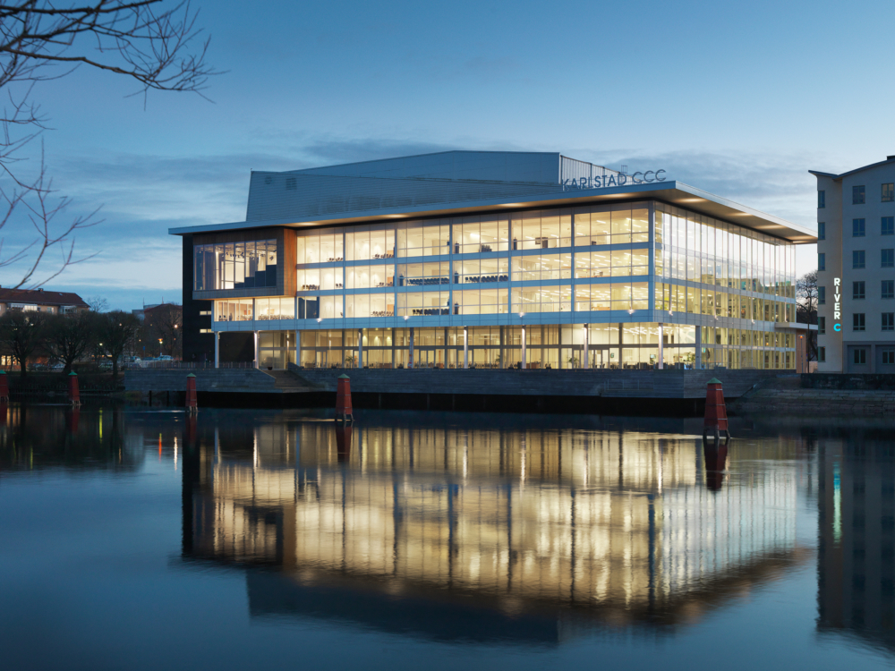 Case Karlstad CCC fasad skymning