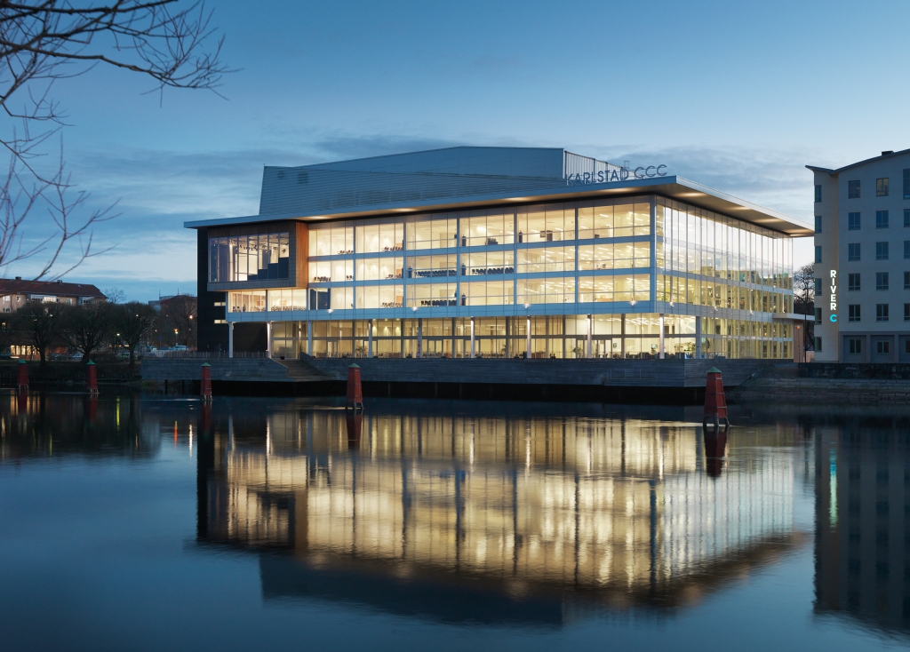 Case Karlstad CCC fasad skymning