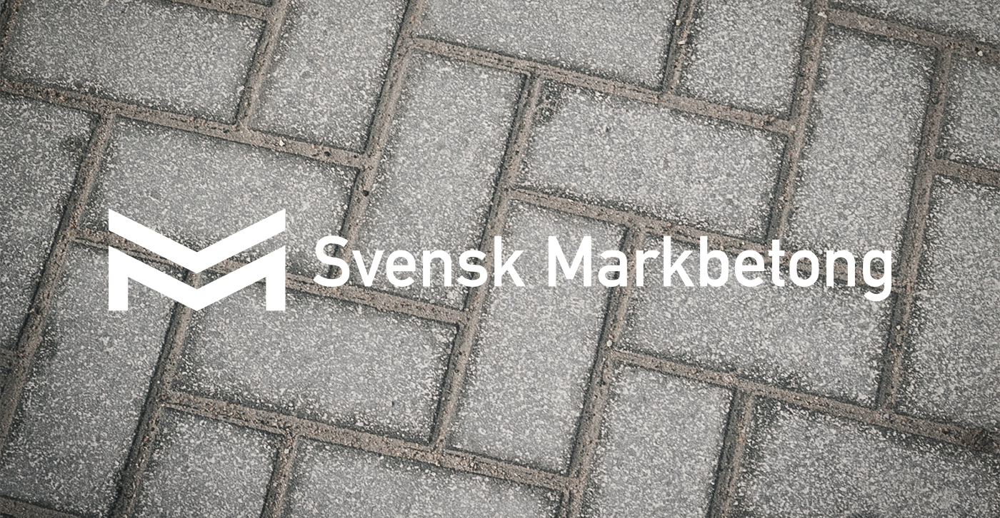 Vit logotyp Svensk Markbetong på bakgrund av marksten